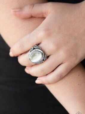 Paparazzi Jewelry Accessories - Deep Freeze - White Ring - Vintage